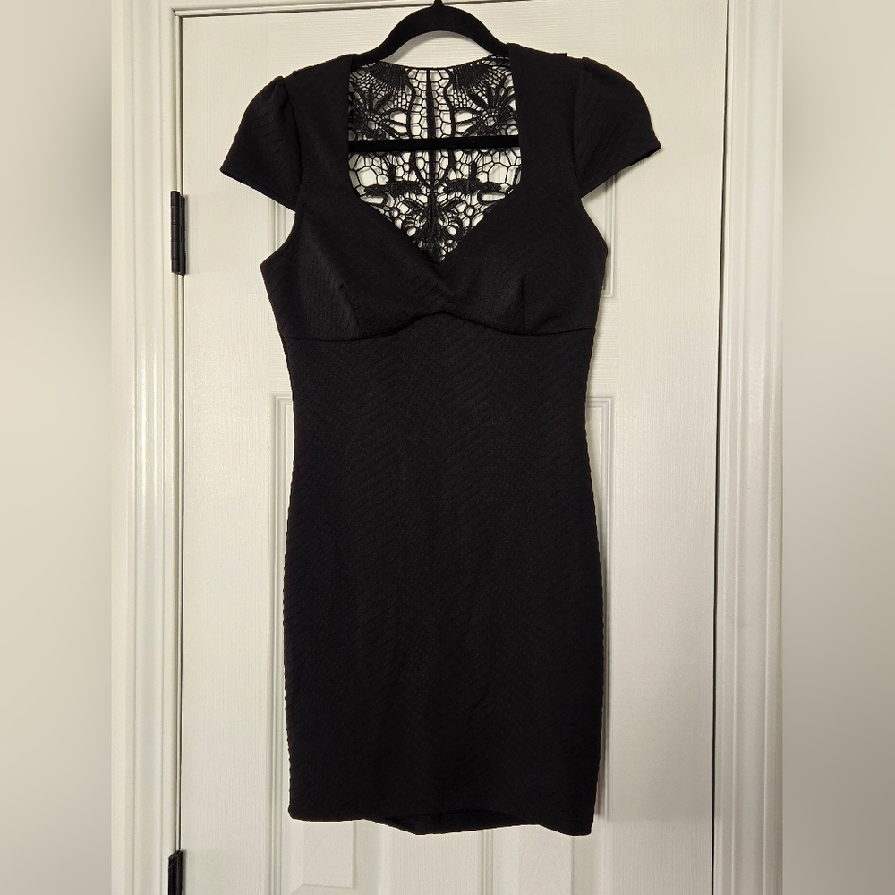 Black Sleeveless Sweetheart Sheath Dress